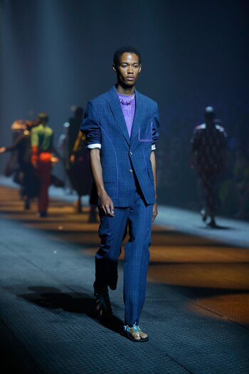 Sastrería en lino by Kenzo combinada con ojotas y remera, la propuesta del japonés para la semana de la moda en París de hombres