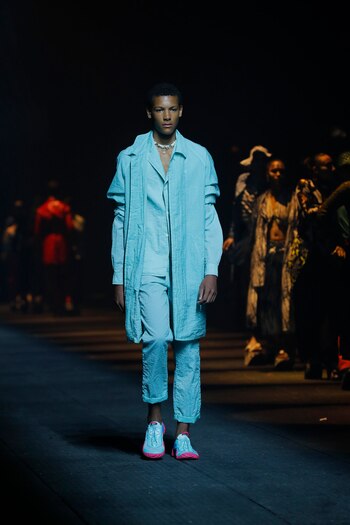 El nuevo sporty. Kenzo presentó en pasarela una propuesta deportiva en monocromo. Pantalones al tobillo con telas impermeables pero ideales para hacer deporte. ¿El detalle fashionista? Las zapatillas combinadas con fucsia