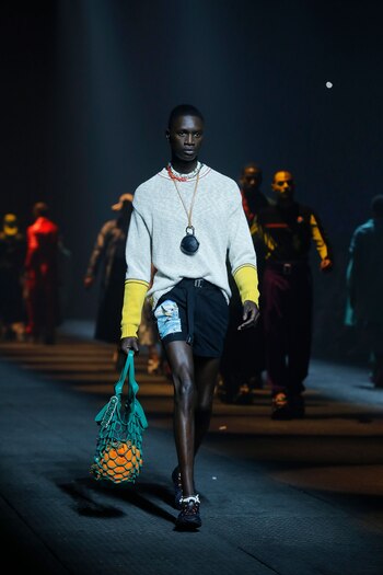 Sweaters bicolor para el verano europeo. Shorts de algodón y las carteras de red como tendencia para la nueva colección