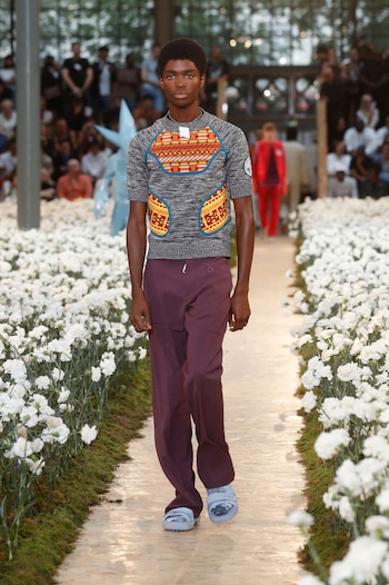 El sweater remera es tendencia para Off-White en verano. Los pantalones sastreros también lo son en color magenta, y las sandalias se usan con medias
