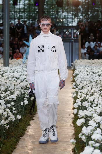 Off-White presentó un mameluco blanco con botas de calzado incluidos en el extravagante look. Para completarlo, unos guantes bicolor