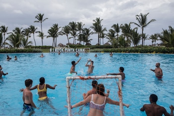 Huéspedes juegan polo acuático en