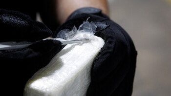 Un agente abre un paquete