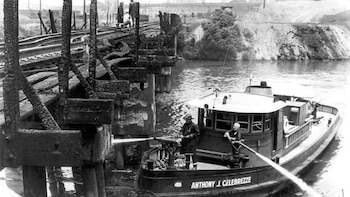 Bomberos apagandos el incendio en
