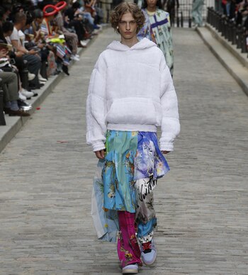 Para la colección de Louis Vuitton Primavera-Verano 2020, el director artístico de los hombres, Virgil Abloh, alienta el instinto, lo habitual y lo natural. Las flores, el elemento básico de la moda.