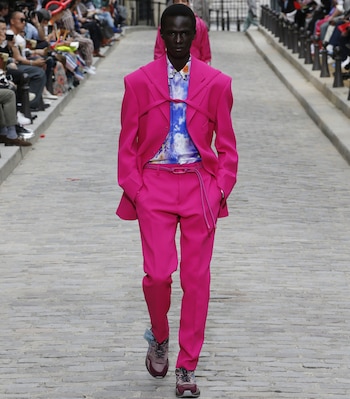 La sastrería de la maison francesa para esta colección de primavera verano 2020 se nutrió de colores estridentes y pasteles
