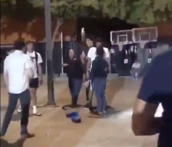 Uno de los basquetboistas se