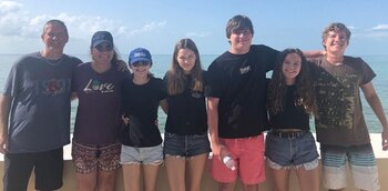 La joven se encontraba con