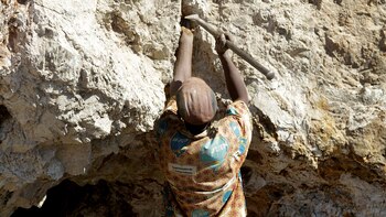 Un minero artesanal en Tilwizembe,