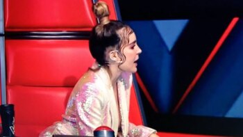 La cantante escogió este look