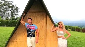 Lorena Herrera (derecha) se encontraba