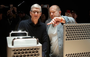 Jony Ive (izquierda) fue el