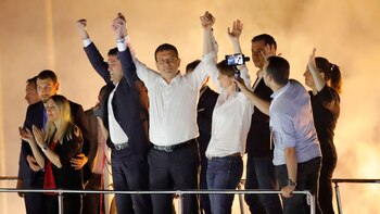 Imamoglu saluda a sus seguidores