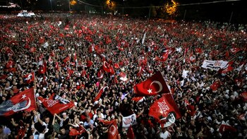 Los simpatizantes asisten a un