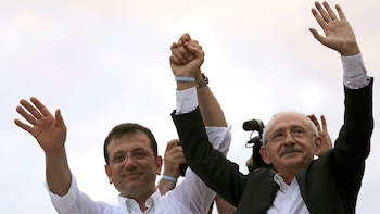 Ekrem Imamoglu saluda al público