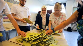 Funcionarios electorales abren una urna