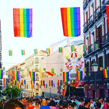 La bandera del arcoíris se
