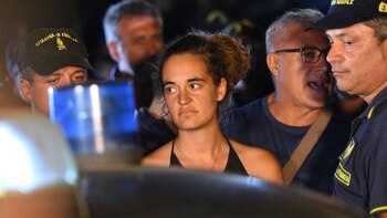 Carola Rackete mientas era detenida