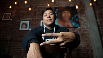 Dozer, el rapero que reza antes de cada presentación y no usa malas palabras