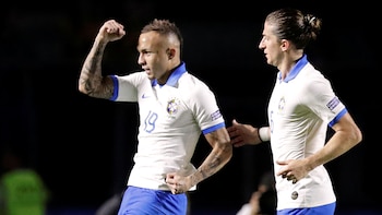 Everton celebra con Filipe Luis