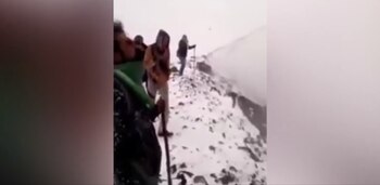 Los jóvenes eufóricos y excitados