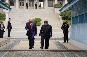 Donald Trump y Kim Jong Un cruzando al lado norcoreano de la frontera (REUTERS/Kevin Lamarque)