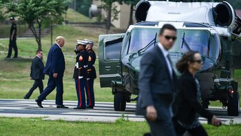 Donald Trump se sube a su helicóptero tras el encuentro con Kim Jong-un en la Zona Desmilitarizada de la frontera entre Corea del Norte y Corea del Sur (AFP)