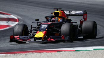 (Reuters) Verstappen y Leclerc lucharon