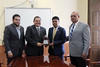 Facundo González, joven indígena de la etnia wixárika, se graduó con honores (Foto: Universidad Autónoma de Zacatecas)