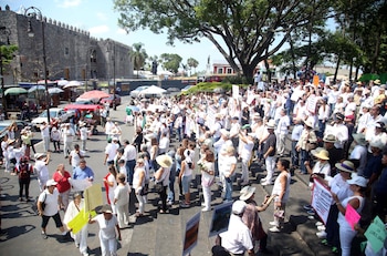 Decenas de ciudadanos marcharon del