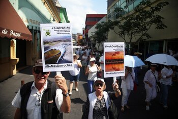 La gente protestó por la