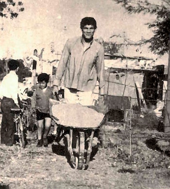 Monzón, carretilla en mano, en