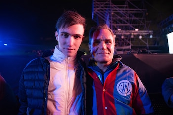 “Cría cuervos”. Manuel Santamaria llegó al evento con su hijo Leandro: “Le transmití a mi hijo lo que significa este día durante años y hoy finalmente llegó. ¿Si eligen la Libertadores o la vuelta al barrio? “La vuelta a Boedo, sin dudas”, dicen a coro.