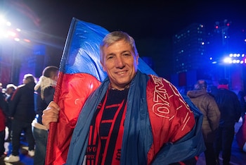 “Mística pura”. Fredy Fredenhagen tiene 56 años y mueve su bandera a los cuatro vientos. Es socio vitalicio y se muestra emocionado: “Dudé en venir, estoy muy emocionado. Siento que Dios me puso a mi viejo acá, sentí su presencia. Fueron unos segundos, pero lo sentí”, dice el hombre que conoció el Viejo Gasómetro de la mano de su padre. “Íbamos a la platea de allá -señala avenida La Plata hacia el 1600-, a la platea Bodas de Oro. Nos daba el sol en la cara. Recuperar este lugar, es volver a casa”, concluye.