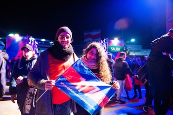 “Son sus ojos”. Lucas (26) y Julieta Vivas (21) son hermanos y dicen que pensaron en su abuelos todo el día: “Hoy somos sus ojos, ellos nos transmitieron esta pasión y hoy podemos cumplir el sueño que no pudieron ver realizado. Esta es una forma de recuperar nuestra historia, saldar una cuenta con el pasado. Esta noche, recuperamos nuestra identidad”, coinciden los hermanos.