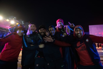La banda del Tiky son unos doce amigos que siguen a San Lorenzo a todos lados: “¿Qué simboliza esta vuelta? Es la utopía, es una gesta inigualable, es la democracia que le gana a la dictadura”, dicen estos locos románticos.