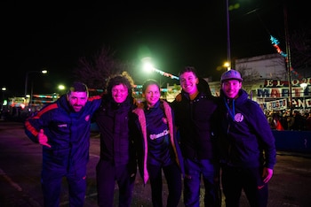 Fabricio Colato y Juan Cruz Larroca son parte de la Peña los Gauchos Azul y llegaron desde la ciudad bonaerense en un colectivo con 40 personas. “Estamos en todos los partidos, lo seguimos en la Libertadores y vimos la final en Paraguay”, cuenta el primero. “Pero, volver a este lugar es lo más importante que nos puede pasar, el hito más grande de nuestra historia”, completa el segundo.