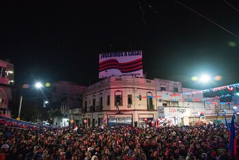 La Ley de Restitución Histórica fue impulsada por la Subcomisión del Hincha, con Adolfo Res a la cabeza, y su tenacidad fue creciendo con las marchas. El 8 de marzo de 2012 fueron 110.000 los “cuervos” que se reunieron en Plaza de Mayo para reclamar sus tierras. La gestión que encabezan Matías Lammens y Marcelo Tinelli consiguió el empujón decisivo: el 15 de noviembre de 2012 salió la Ley de Restitución Histórica. El club abonó en cuotas la recompra del terreno. Y el viernes la Comisión Directiva firmó las escrituras y pudo exhibirle a los fanáticos las llaves de su viejo/nuevo hogar.