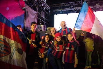 “Cuestión de sangre”. La familia Bresanovich (los padres, Oscar y Caudia, con sus hijos Floricia y Nicolás más sus nietas, las gemelas Agostina y Zoe -9-). “Todos ellos salieron del sanatorio con la camiseta de San Lorenzo”, cuenta Claudia. “Esto es único en el mundo, no hay antecedente de algo así”, jura el padre de la familia. “¿Qué significa volver a Boedo? Recuperar la identidad robada y cumplir el sueño de mi viejo”, cierra Nicolás.