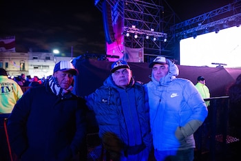 Gustavo Alberti Duarte, Daniel Villa y Osvaldo Mansour. “Yo tenía cinco años y venía a la platea baja, me metía entre los pies de mi viejo. Era una aventura, te daba vértigo de caer al vacío”, recuerda Alberti Duarte. “Es difícil que lo entiendan: para nosotros, volver al barrio, es recuperar la identidad que nos robaron”, agrega Mansour.