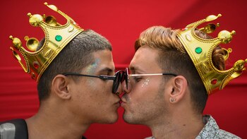 Dos hombres se besan durante