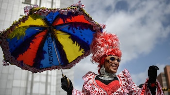 Una persona disfrazada en la