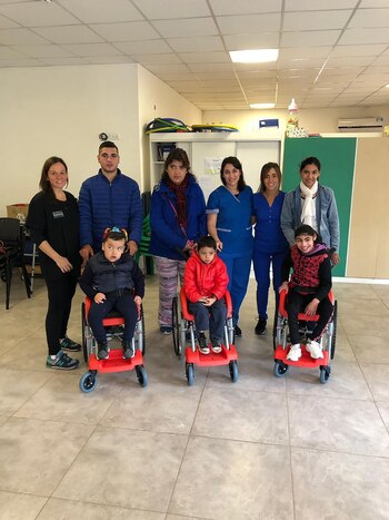 Familias y niños felices y