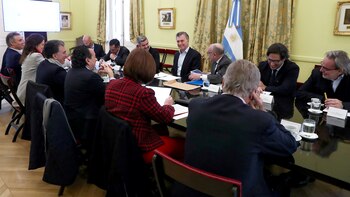 Faurie y Macri hablan, el