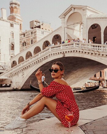 Con los sneakers YSL