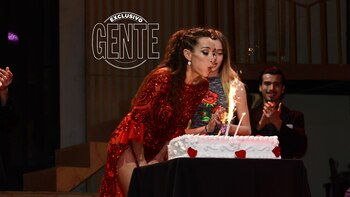 Con un vestido infartante, Mora