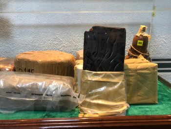 Drogas escondidas en ropa, alimentos