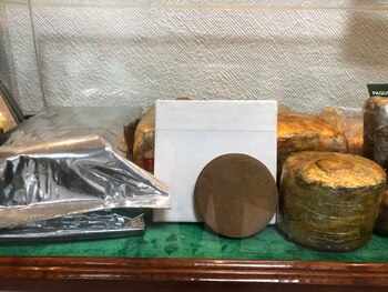 Drogas escondidas en ropa, alimentos