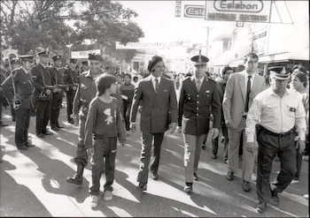 Memem junto a militares durante un festival en La Rioja. Tras el indulto a los jefes militares, en su relación con las Fuerzas Armadas buscó darles un rol internacional destacado al incorporarlos activamente en diferentes misiones de paz en África, Medio Oriente, los Balcanes y Centro América. Argentina fue el único país latinoamericano que participó con tropas en la Guerra del Golfo en 1991.