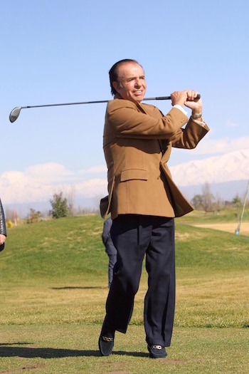 Golf, tenis, automovilismo, fútbol, entre otros pasatiempos. Menem fue un activo deportista. No se privó de manejar una Ferrari a alta velocidad ni de hacer del deporte un ámbito de intercambio y de relaciones públicas durante sus dos períodos de gobierno.